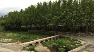 Un mes de maig com els d'abans: cada dia un raig. Així està el Llobregat avui dimecres 1 de juny a l'alçada de l'Ajuntament de la Jonquera