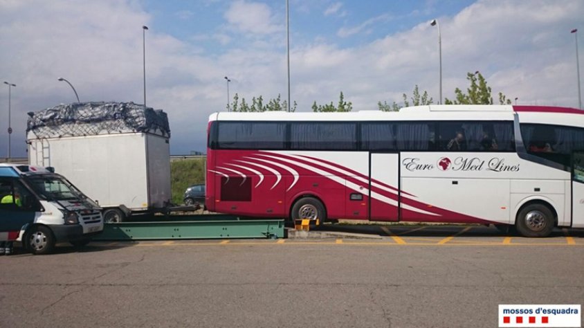 Els dos autobusos eren de línia regular amb remolc i venien de França amb destí al Marroc.
