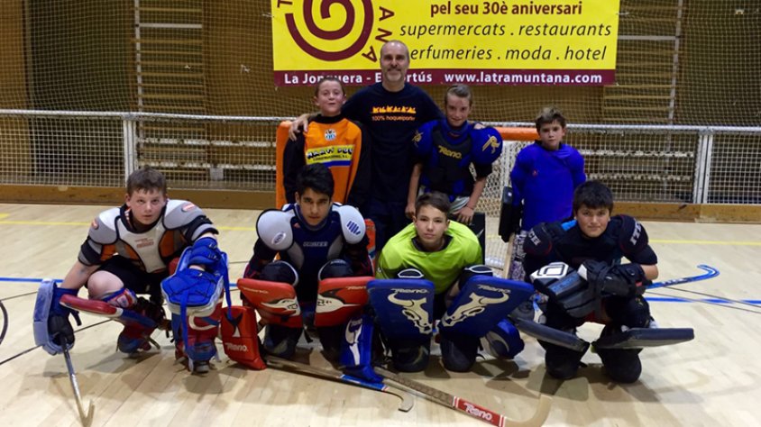 Paco González, preparador físic i tècnic, amb els porters del CP Jonquerenc
