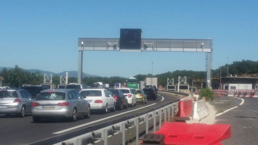 Llargues cues a l'autopista en el pas fronterer de la Jonquera