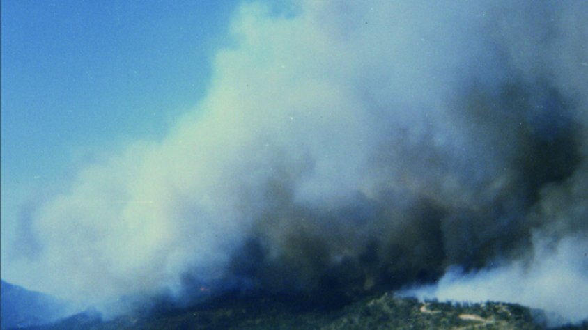 Poca estona després de la primera imatge captada, el foc s’apropa al casc urbà