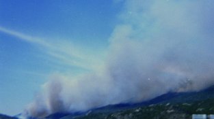 Imatge de l’incendi en una fase encara inicial, a la zona del coll del Portús