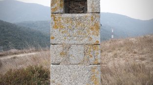 Vista de l'oratori, pedró del segle XVII, ubicat al camí d'accés a sant Martí del Forn del vidre