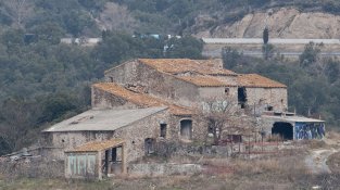 Vista general de la masia de Sant Martí del Forn del vidre. A la banda nord és on es pot veure més bé la capella, actualment integrada dins la masia