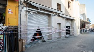 Imatges de les dues botigues cremades al Portús