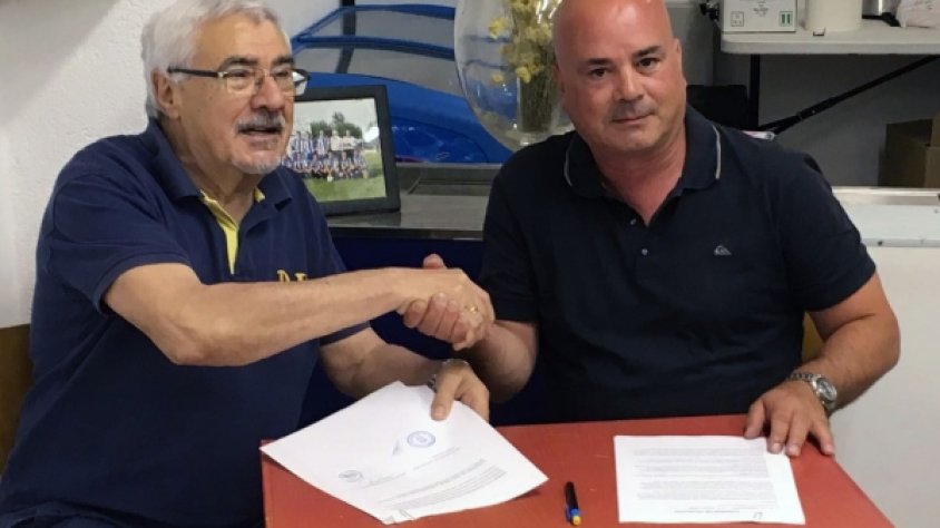 Jaume Sales i Jordi Ferrarons signant el conveni de filialitat entre la UE la Jonquera i el Club D. Agullana