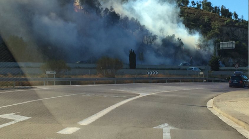 El foc obliga a tallar l'autopista a la Jonquera