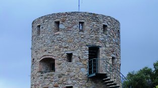 Torre-mirador del Serrat de la Plaça, una mirada privilegiada sobre el casc urbà de la Jonquera i el seu entorn