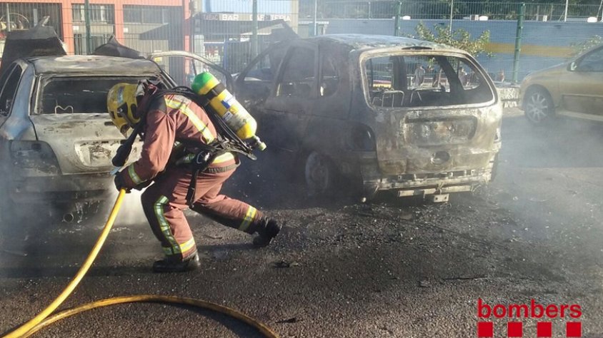Cremen quatre vehicles a la zona duana de la Jonquera