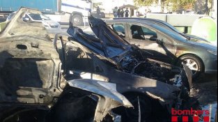 Cremen quatre vehicles a la zona duana de la Jonquera