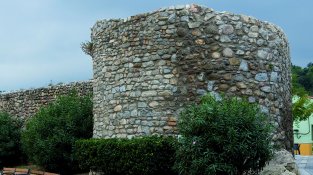 Mur i torre del carrer i plaça de la Muralla, tocant al carrer Sant Miquel