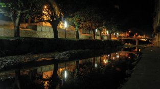 Imatge nocturna del Llobregat d'Empordà a l'alçada de les escoles
