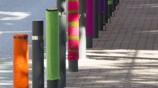 El Yarn Bombing al carrer posa en marxa la Festa Major de 2016