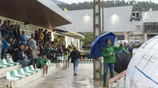 La pluja també va voler estar present al partit entre la UE la Jonquera i la Muntanyesa