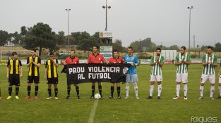 Moments abans del partit es va desplegar aquesta pancarta unitària contra la violència al futbol