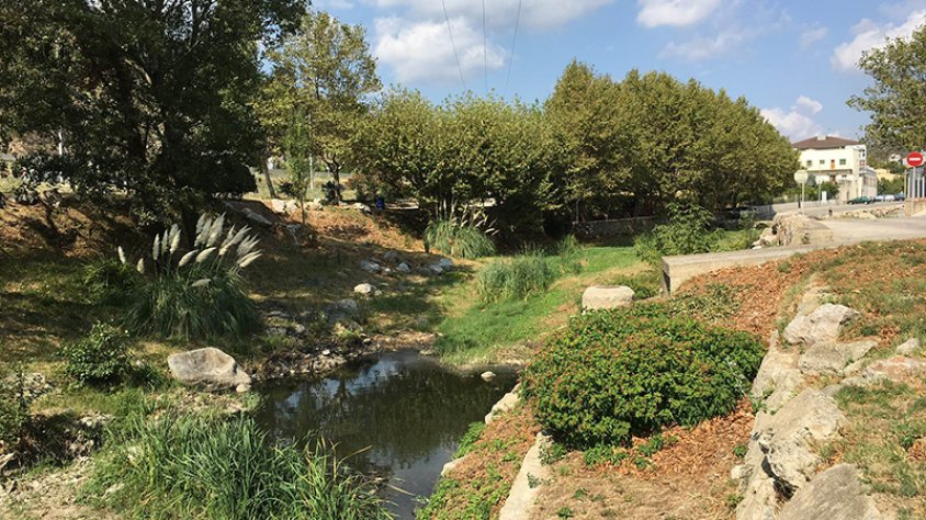Aquest és l'aspecte que presenta el Llobregat d'Empordà a finals de setembre al seu pas pel tram "Parc d'en Lloveres" a la Jonquera