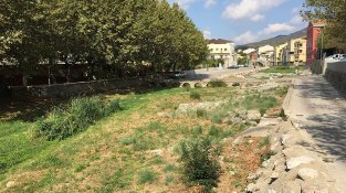 Aquest és l'aspecte que presenta el Llobregat d'Empordà a finals de setembre al seu pas pel tram "Parc d'en Lloveres" a la Jonquera