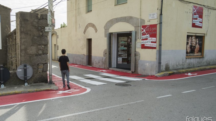 Imatges de la nova senyalització horitzontal al carrer del Pont de la Jonquera