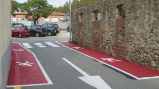 Imatges de la nova senyalització horitzontal al carrer del Pont de la Jonquera