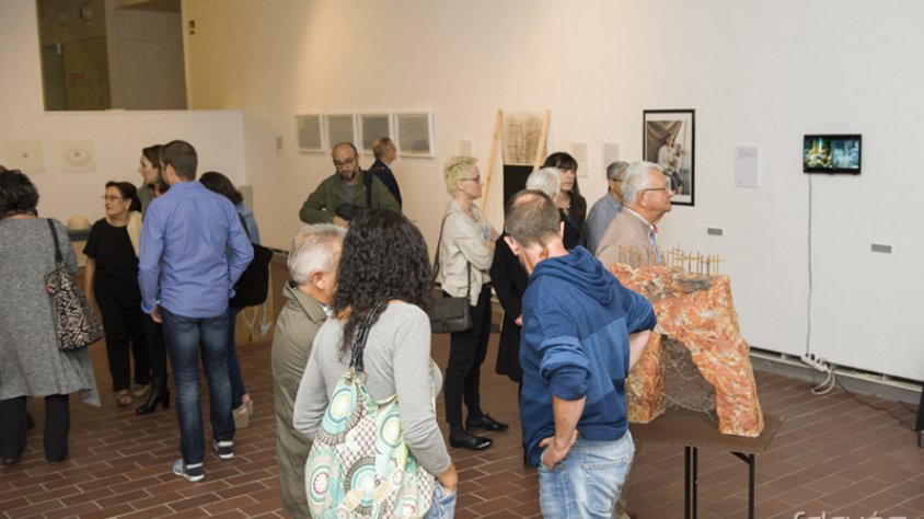 Imatges de la inauguració de l'exposició del MUME organitzada per denunciar la crisi dels refugiats