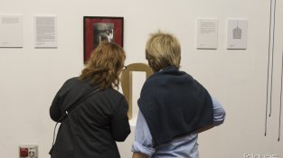 Imatges de la inauguració de l'exposició del MUME organitzada per denunciar la crisi dels refugiats