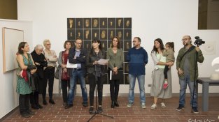 Imatges de la inauguració de l'exposició del MUME organitzada per denunciar la crisi dels refugiats