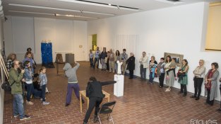 Imatges de la inauguració de l'exposició del MUME organitzada per denunciar la crisi dels refugiats