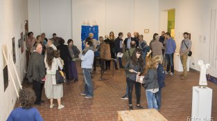 Imatges de la inauguració de l'exposició del MUME organitzada per denunciar la crisi dels refugiats