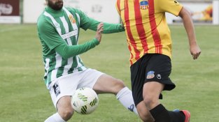 Imatges del partit disputat a Les Forques entre la la Jonquera i el Sant Andreu, amb empat a zero