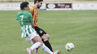 Imatges del partit disputat a Les Forques entre la la Jonquera i el Sant Andreu, amb empat a zero