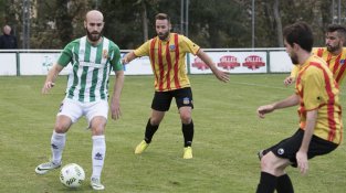 Imatges del partit disputat a Les Forques entre la la Jonquera i el Sant Andreu, amb empat a zero