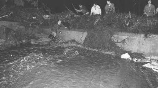 El torrent de Santa Llúcia a l’alçada de la carrtera N2. Branques i arbres van obturar el pas de l’aigua, que va buscar sortida natu-ral pels laterals, inundant el garatge internacional i el restaurant Vista Alegre