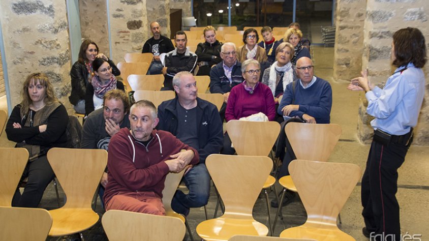 Un moment de la xerrada "Internet segura" a Can Laporta