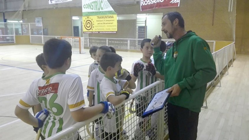 L'entrenador del preA, Marcel Carreras, dóna instruccions als jugadors