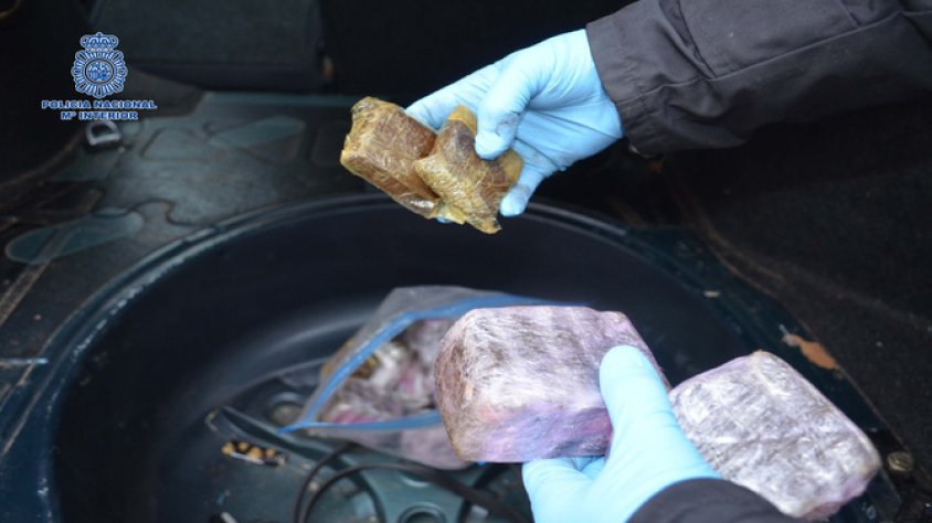Imatge d'un dels paquets de la droga amagada sota la roda de recanvi en el control de La Jonquera el 16 d'octubre passat.