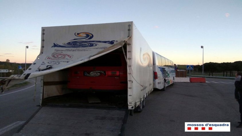 Imatge del monovolum que transportava l'autocar que els mossos van enxampar a la Jonquera aquest dimecres 9 de novembre de 2016