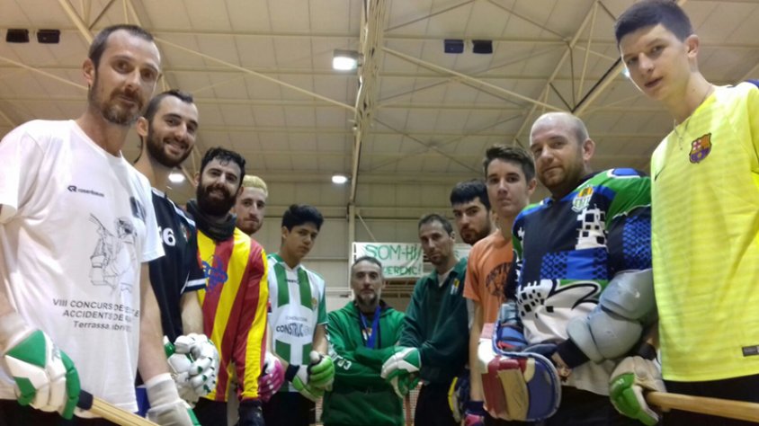 Marcel Carreras, primer per l'esquerra en una imatge d'arxiu, adreça un missatge a l'afició del Jonquerenc