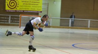 Marcel Carreras, en una imatge d'arxiu, adreça un missatge a l'afició del Jonquerenc