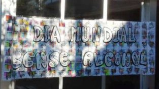 Coincidint amb aquest dia i en col·laboració amb el CAP, els alumnes de l’IES de la Jonquera varen realitzar un mural exposat a la façana de l’edifici de l’institut.