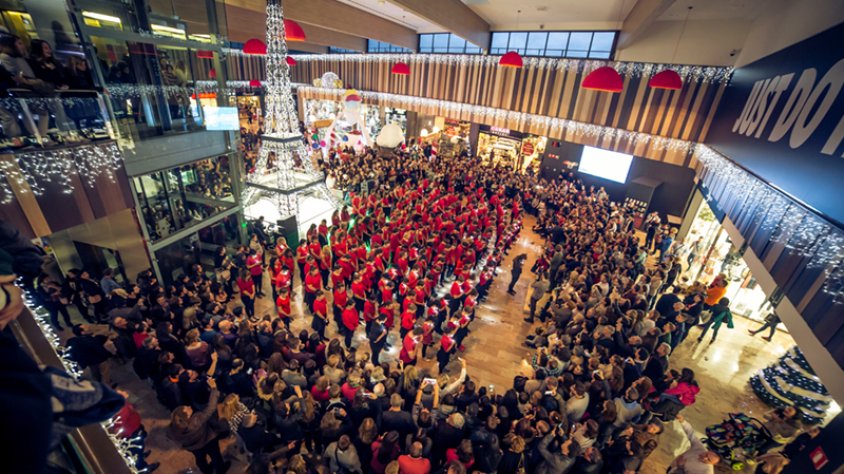 La campanya de Nadal a Gran Jonquera va comptar amb diverses actuacions dels alumnes de l'escola de dansa urbana Dance Me Figueres