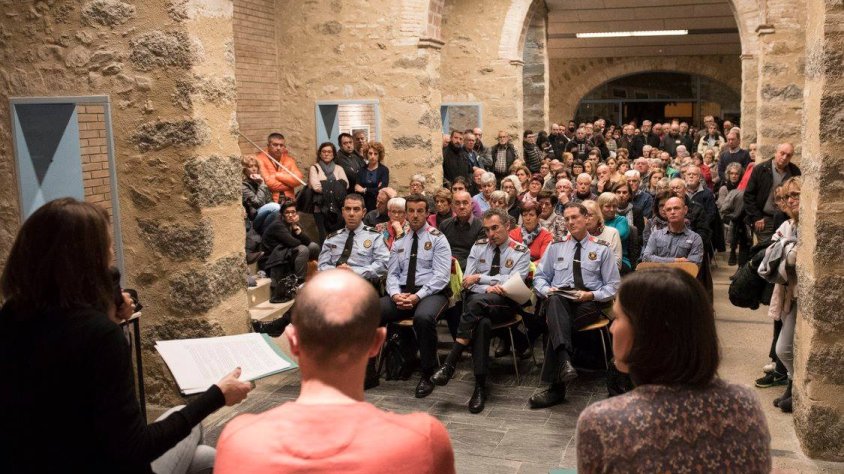 L'Ajuntament va reunir els veïns per informar de la situació als Porxos de Can Laporta