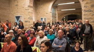 L'Ajuntament va reunir els veïns per informar de la situació als Porxos de Can Laporta