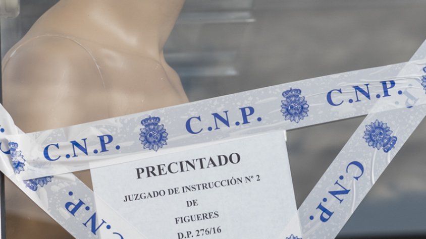 Precintats i sense data per a la reobertura. Així estaven els comerços l'endemà de la macrooperació.