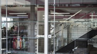 Precintats i sense data per a la reobertura. Així estaven els comerços l'endemà de la macrooperació.