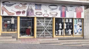 Precintats i sense data per a la reobertura. Així estaven els comerços l'endemà de la macrooperació.