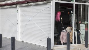 Precintats i sense data per a la reobertura. Així estaven els comerços l'endemà de la macrooperació.