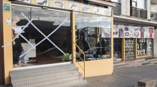 Precintats i sense data per a la reobertura. Així estaven els comerços l'endemà de la macrooperació.