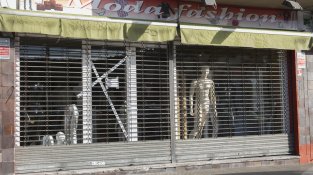 Precintats i sense data per a la reobertura. Així estaven els comerços l'endemà de la macrooperació.