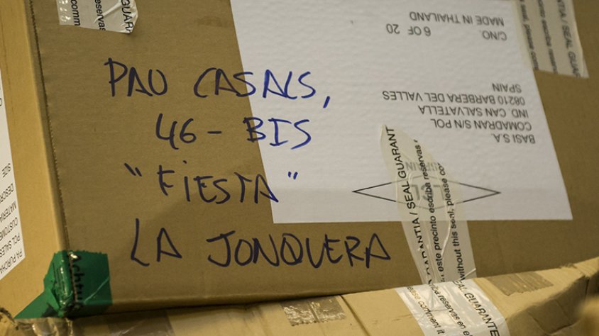 Detall d'una de les caixes amb roba comissada