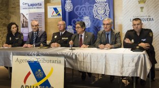 Imatges de la roda de premsa en què s'informa que es dóna per desmantellat un dels ‘punts negres’ de distribució d’articles falsificats a nivell europeu